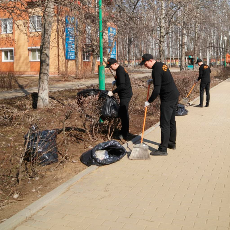 Уборка листьев в Ленинске-Кузнецком